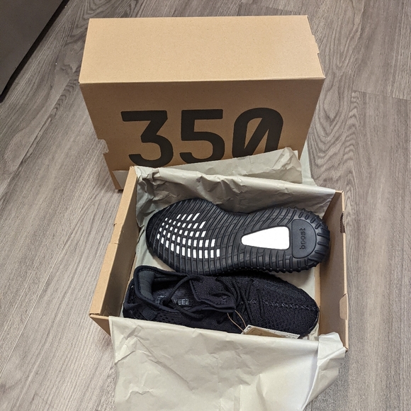 NWT Yeezy Boost 350 V2 onyx New w Tags and box adidas release date June 20 2021 - Picture 5 of 13